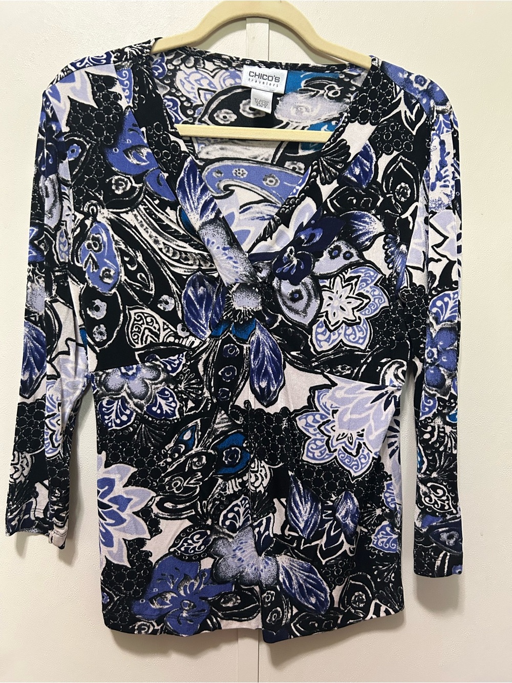 Chico's Travelers Blue Black Floral V-Neck 3/4 Sleeve Top